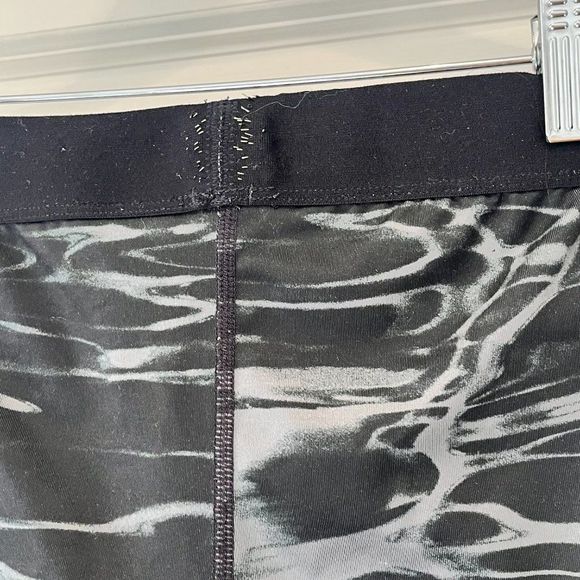 Nike Pro cropped leggings, black and gray pattern, Size Medium - Picture 5 of 5